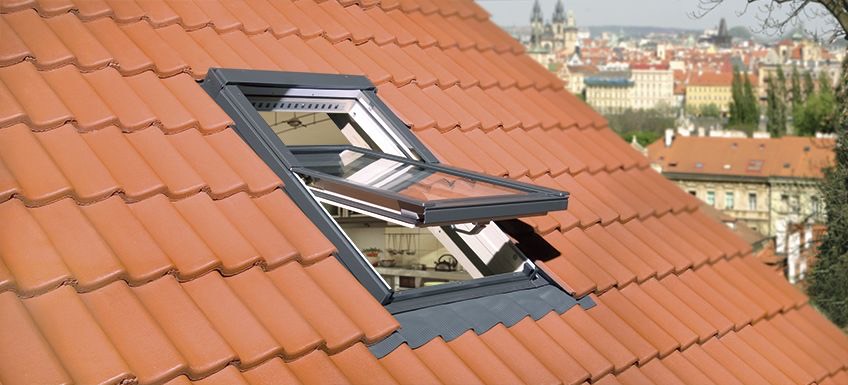 Okno dachowe w dachu z dachówki